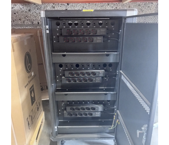 Modelo de demonstração - Carrinho de carregamento BRV30 para 30 tablets e computadores portáteis - tomadas elétricas