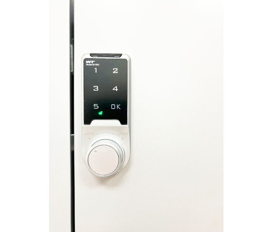 Armoire de rechargement BRVD6 pour 6 appareils mobiles jusqu'à 17 pouces - blanc - multiprise