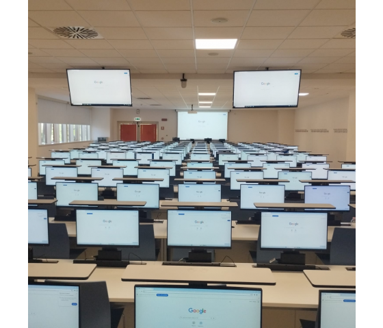 Poste informatiquer P1 avec 2 écrans escamotables électriquement - 160 (L) x 70 (P) cm