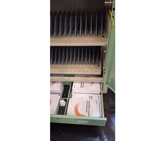 Chariot de chargement ID32AC pour 32 appareils mobiles jusqu'à 15,6 pouces