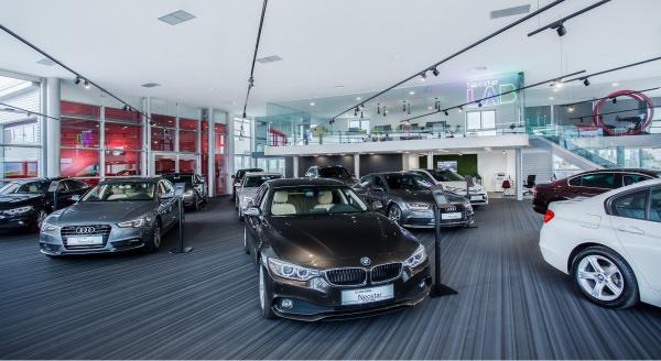 Support pour tablettes utilisé dans les magasins / salles d'exposition