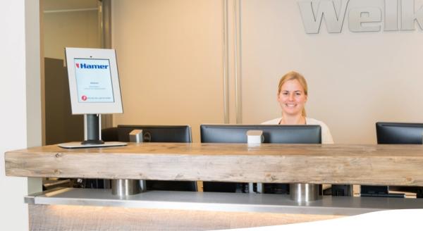 Un support de tablettes pour l'enregistrement numérique des visiteurs